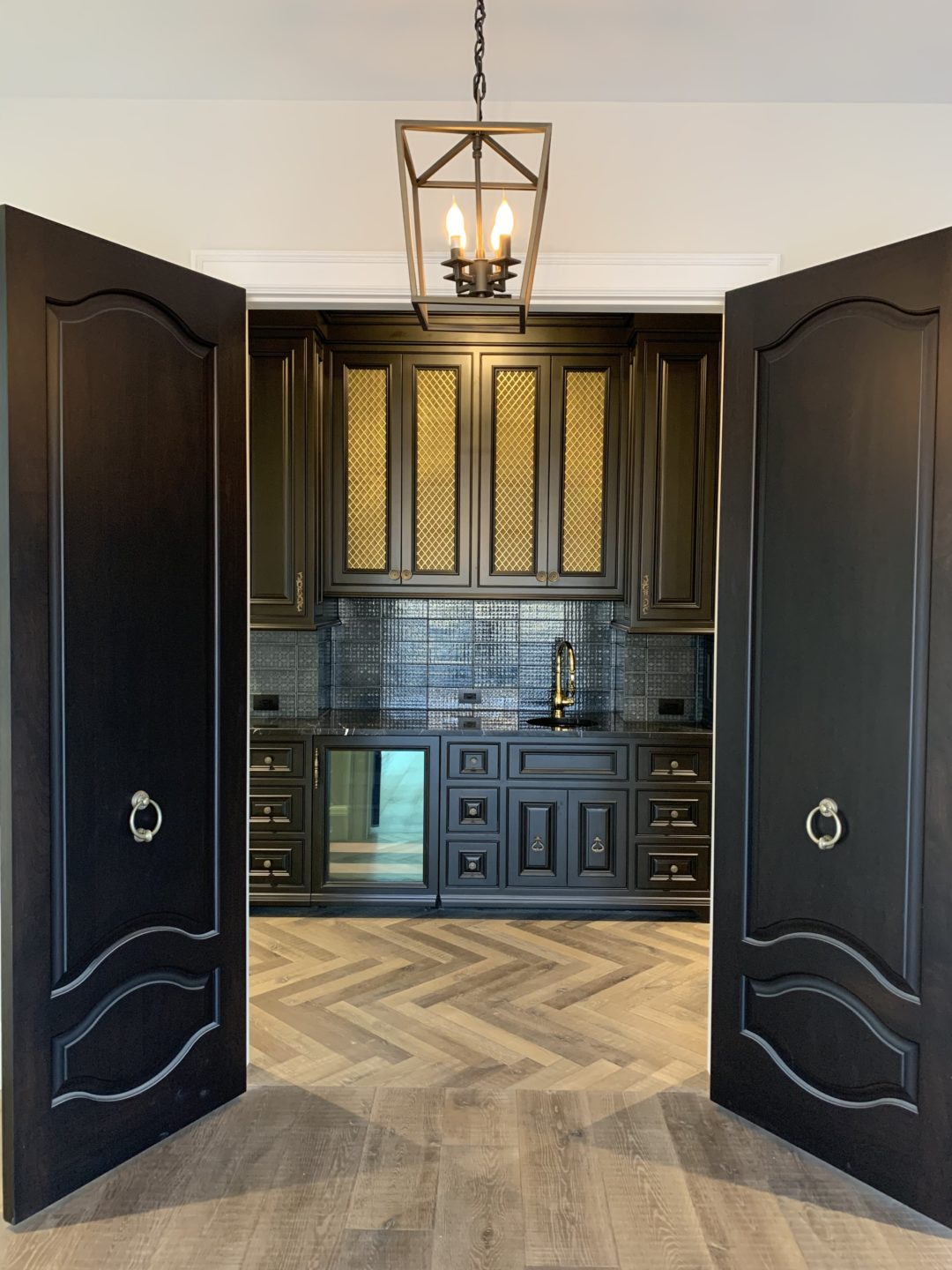 evergreen-portfolio-hinckley-french-country-estate-interior-doors-bar