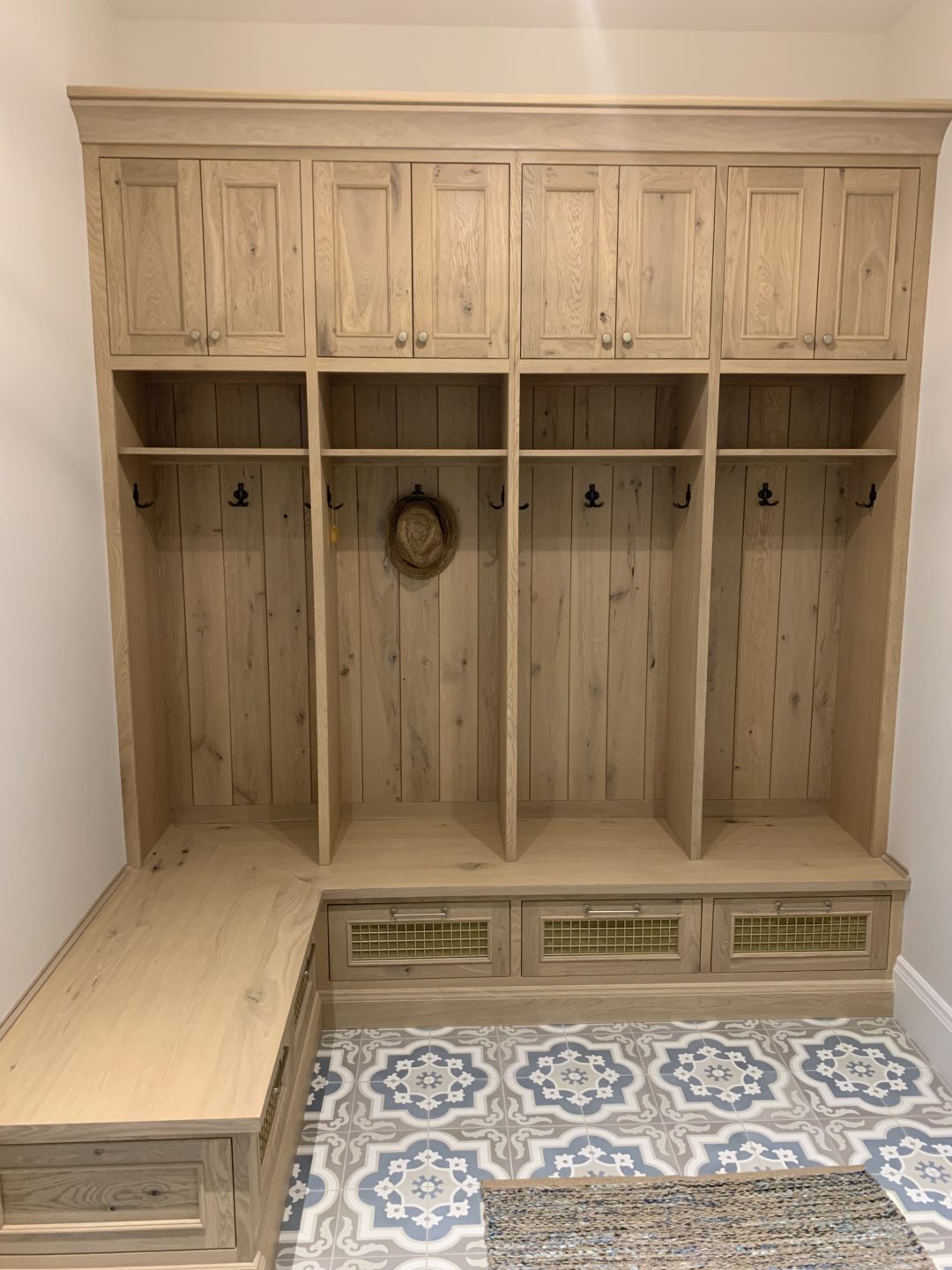 evergreen-portfolio-hinckley-french-country-estate-interior-mudroom