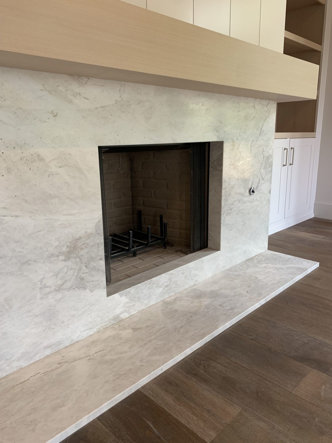 evergreen-portfolio-hinckley-transitional-french-country-interior-fireplace-details