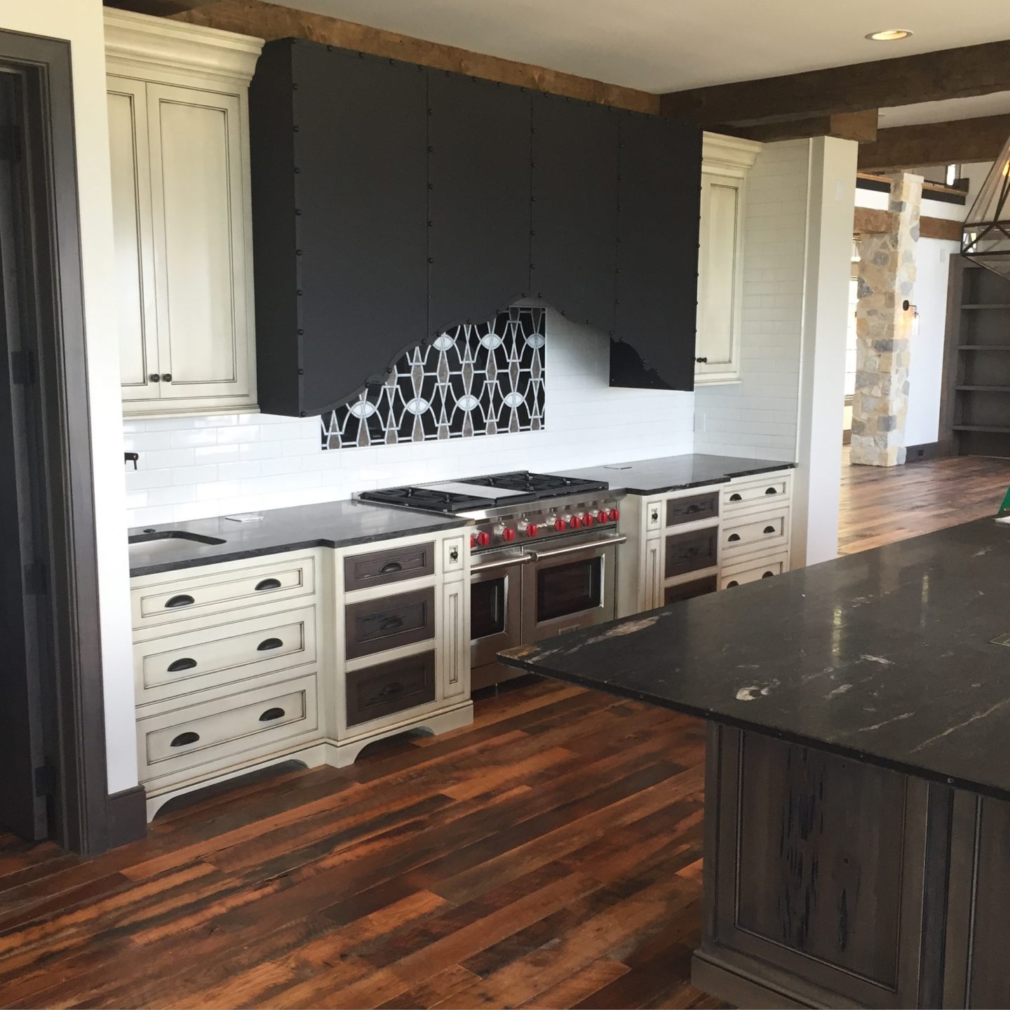 evergreen-portfolio-lakewood-french-country-tudor-interior-kitchen-hood-range-stove